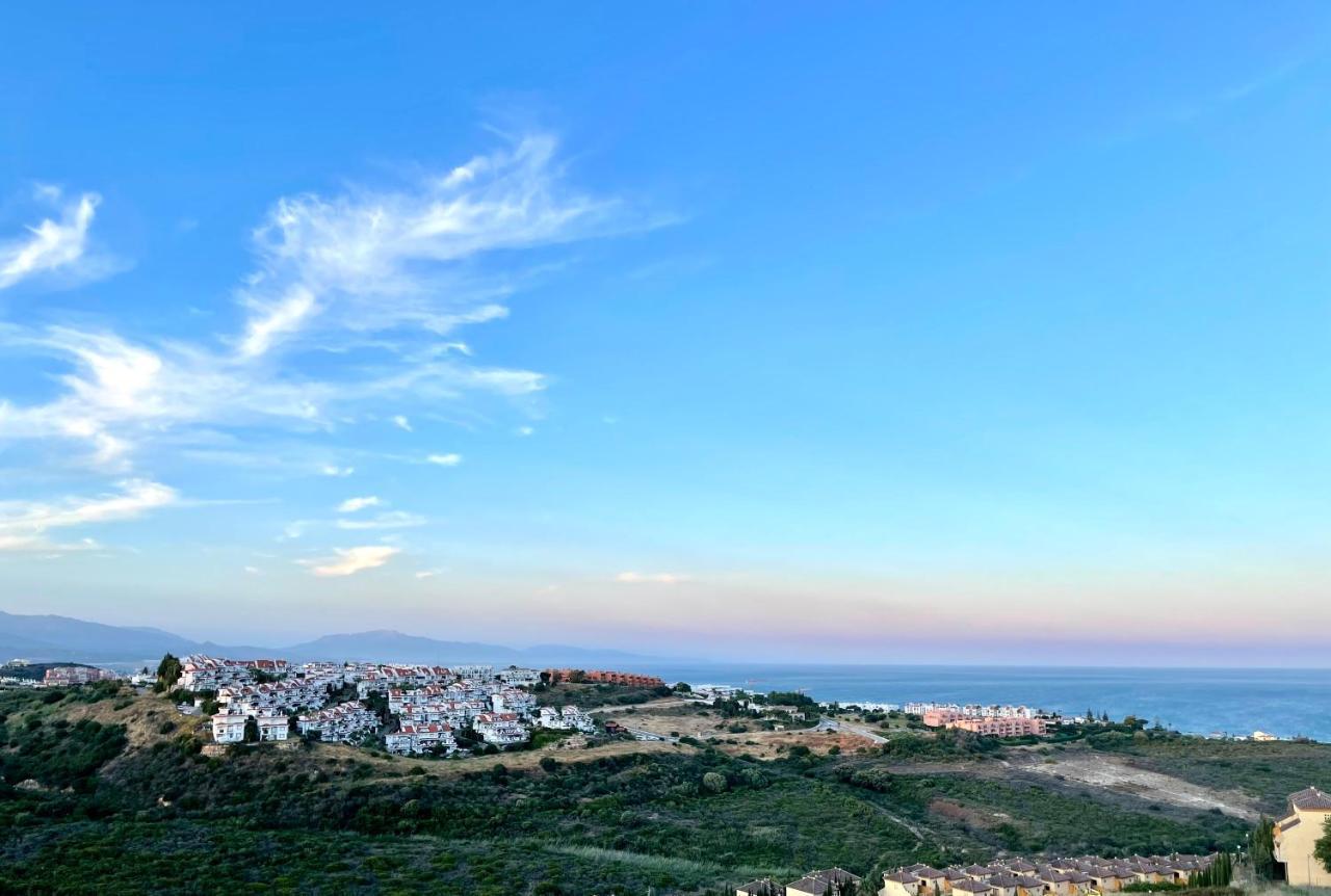 Top Sea View Apartment - 7 Minutes To Sotogrande Castillo de Sabinillas Extérieur photo