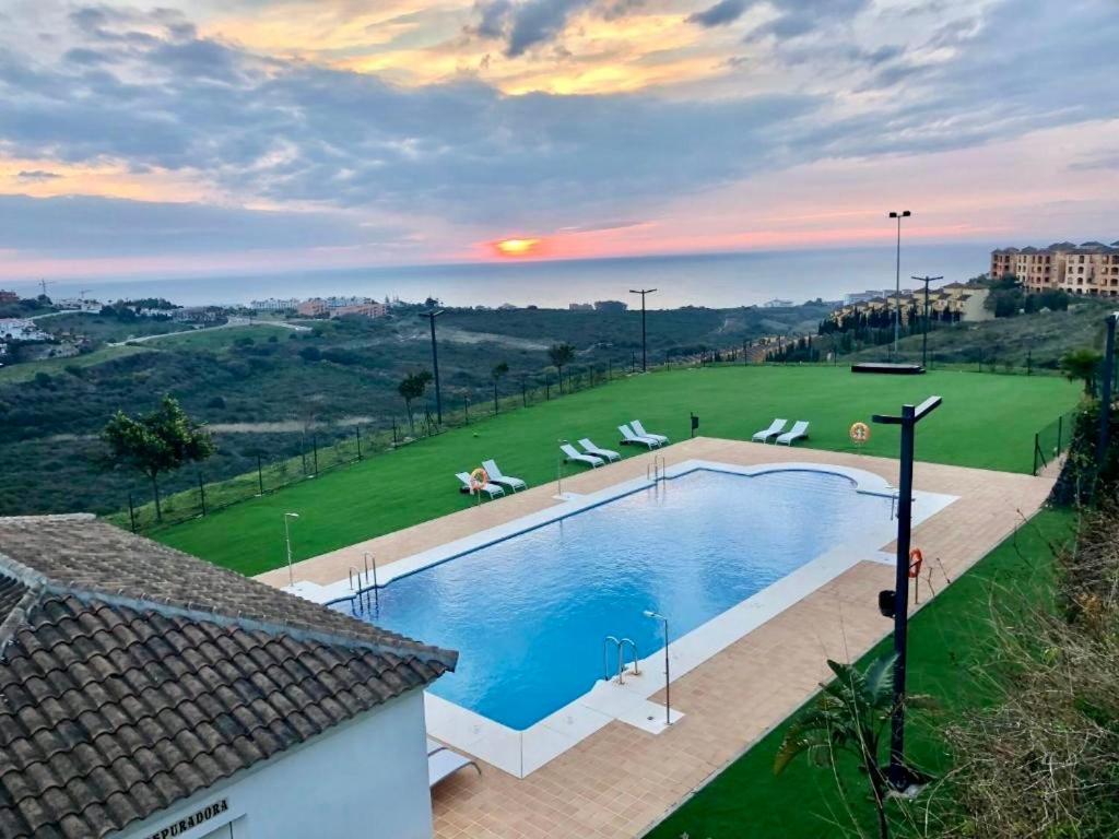 Top Sea View Apartment - 7 Minutes To Sotogrande Castillo de Sabinillas Extérieur photo